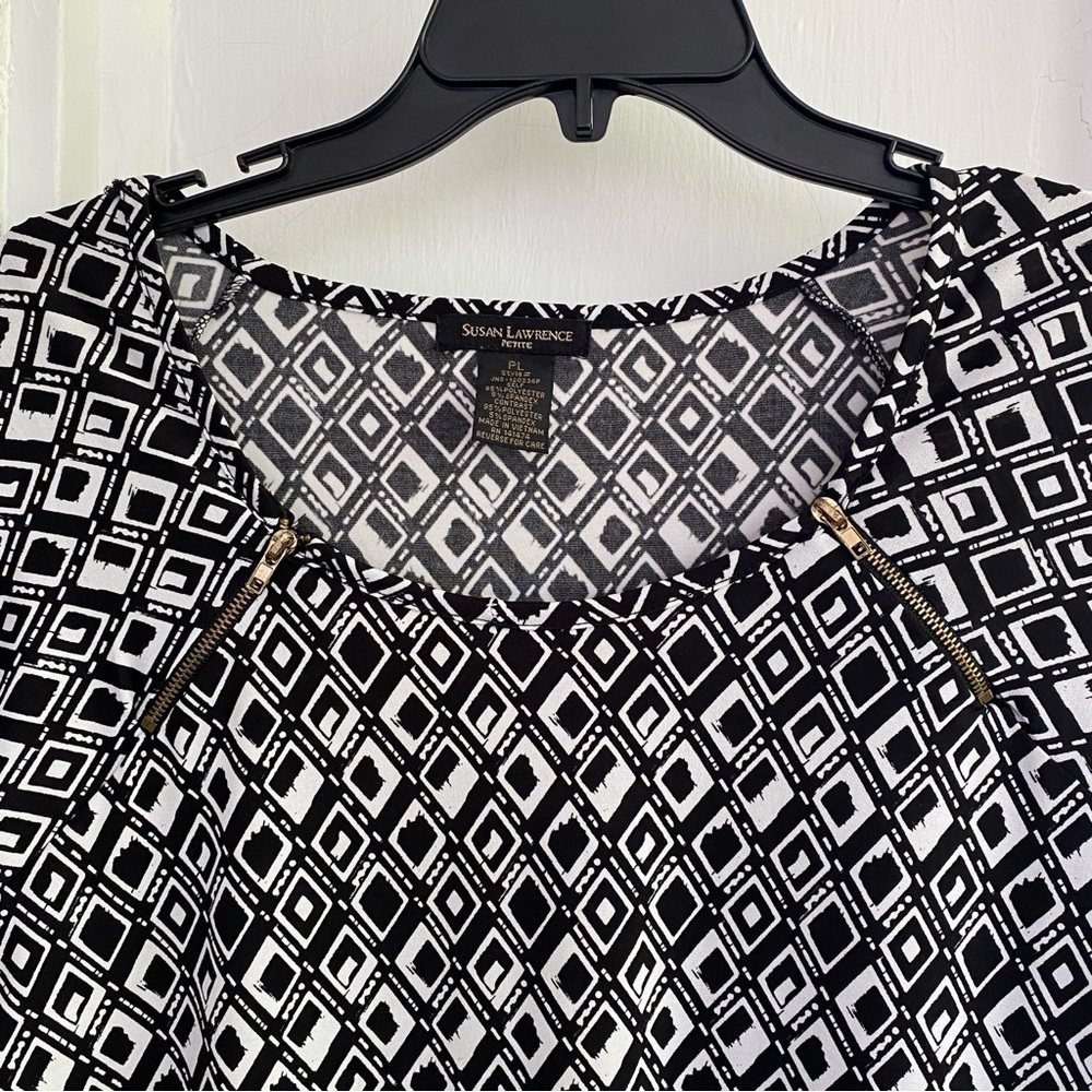 SUSAN LAWRENCE Petite Black & White Geometric Design Short Sleeve Banded Top - Picture 6 of 11